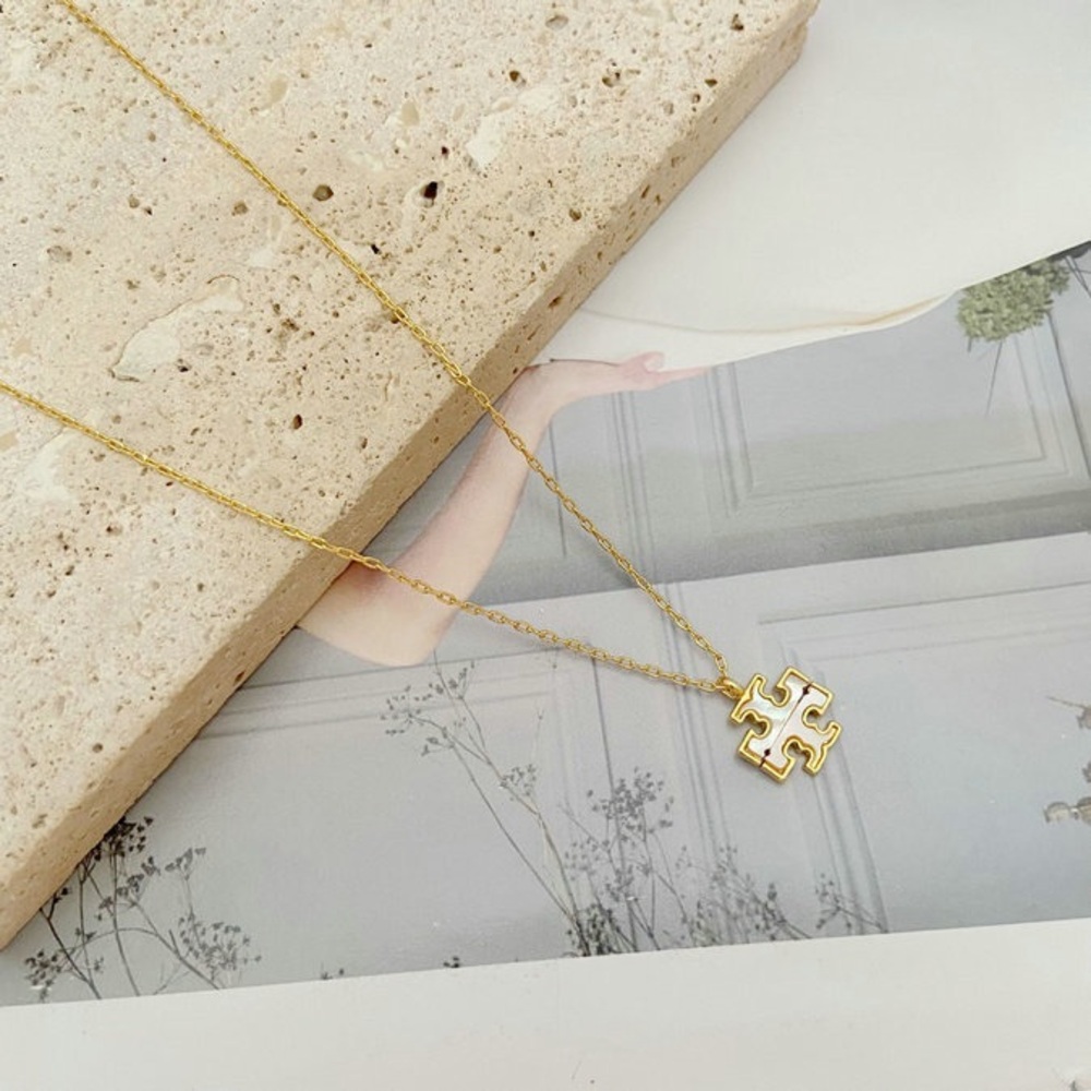 NEW Tory Burch TB Logo Enamel  Pendant Necklace Gold Mother of Pearl White - Picture 5 of 10
